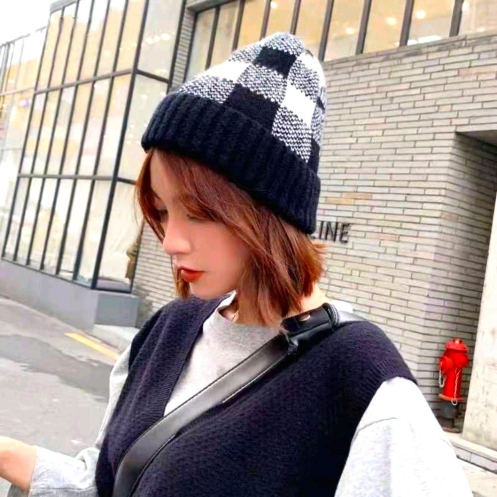 Unisex Winter Black White Plaid Ski Beanie Hat Cap